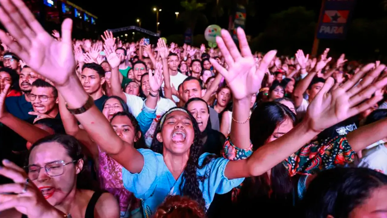 Multidão de 50 mil pessoas lota a área adjacente ao Ginásio da Folha 16 para as apresentações de grandes nomes da música gospel nacional.