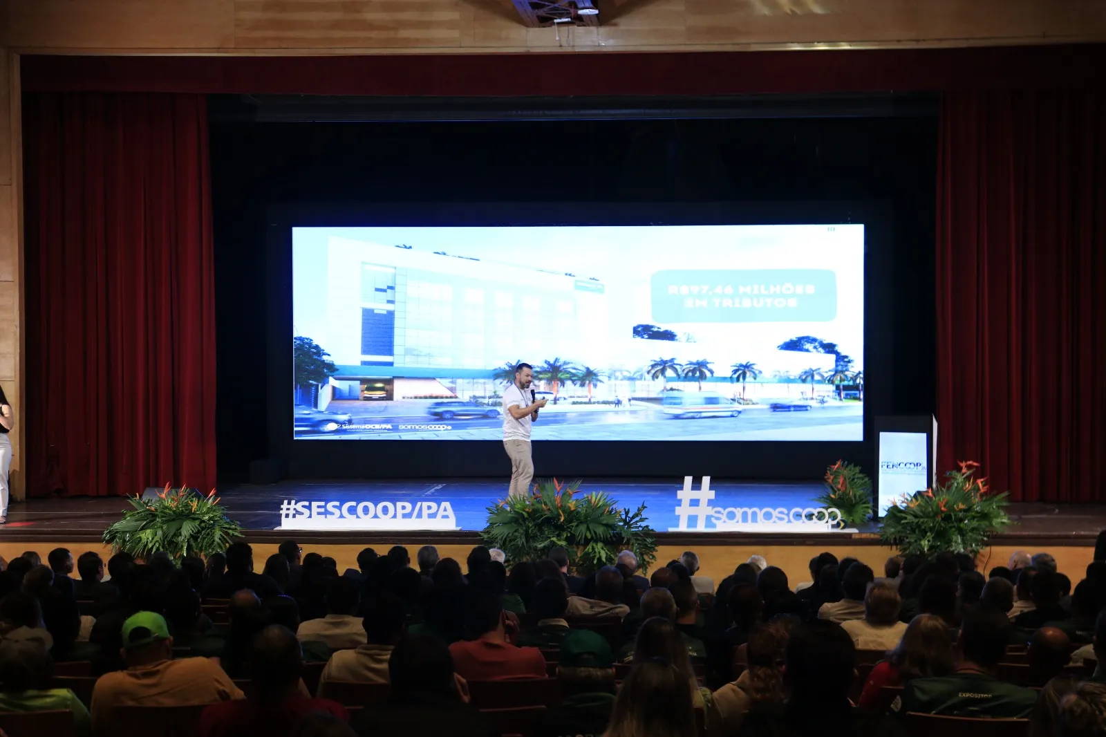 A abertura da feira ocorreu na noite desta quinta-feira (23).