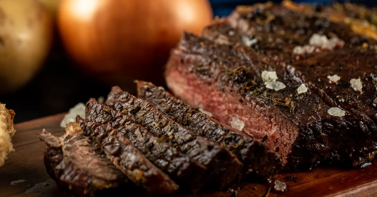 O fim do Carnaval dá lugar ao recolhimento espiritual: a Quarta-feira de Cinzas marca o início da Quaresma, período de jejum, abstinência de carne e preparação para a Páscoa.