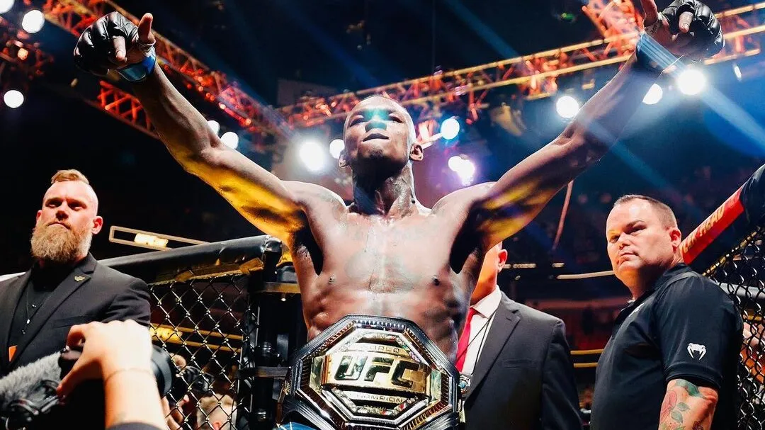 O ex-campeão Israel Adesanya chega pressionado para o UFC Seattle.