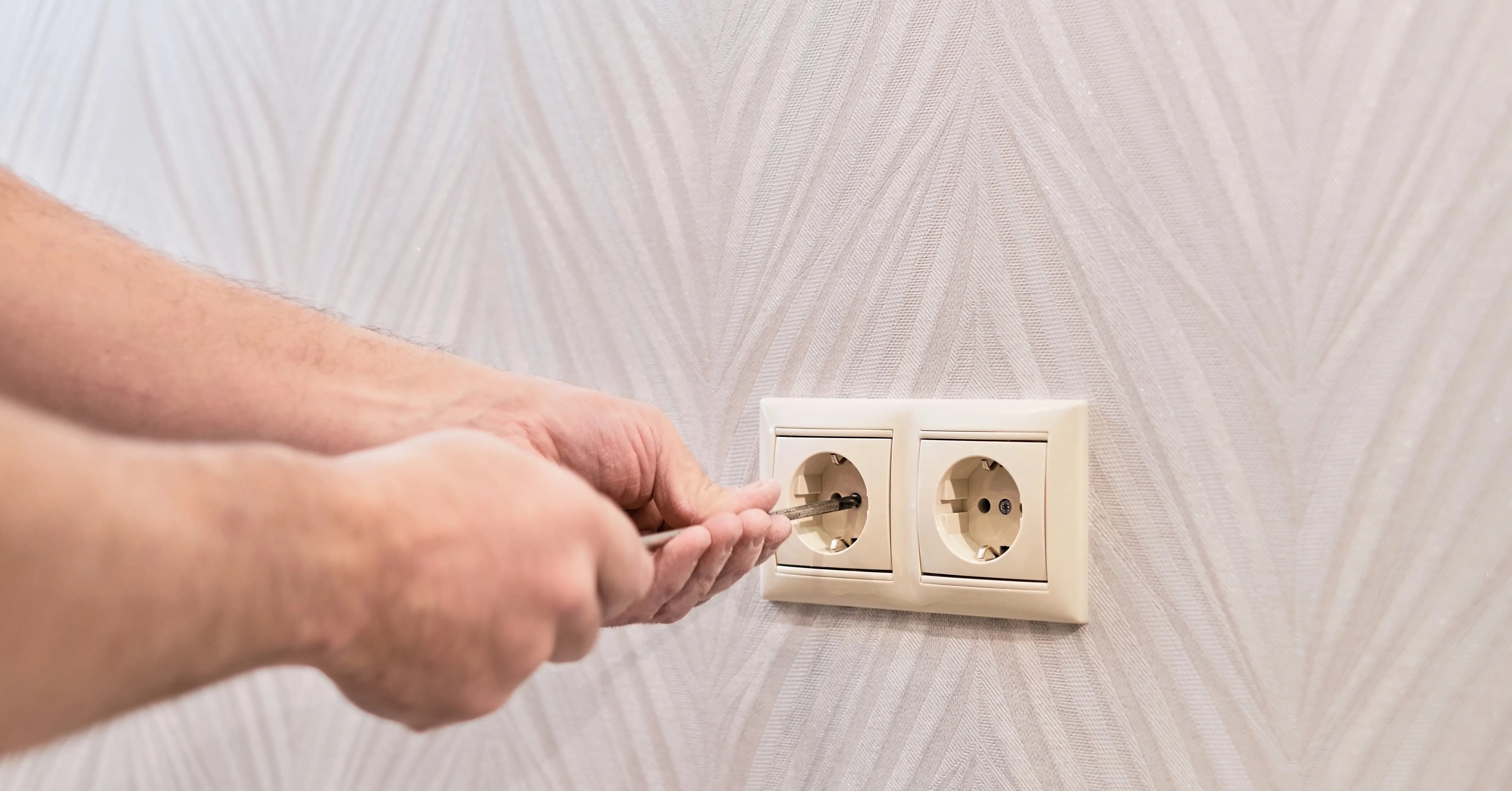 Mesmo desligados, aparelhos continuam recebendo corrente elétrica quando permanecem conectados.