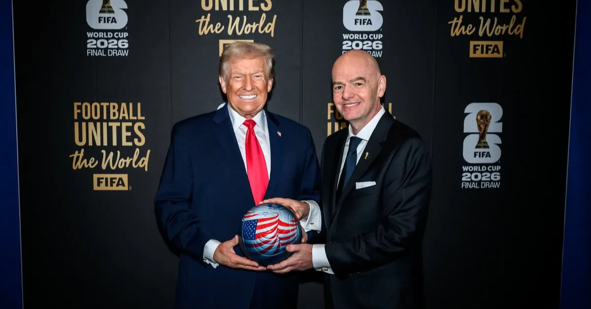 Presidente da FIFA, Gianni Infantino em foto ao lado de Donald Trump; entidade ainda não se pronunciou oficialmente sobre o ataque dos EUA à Venezuela.