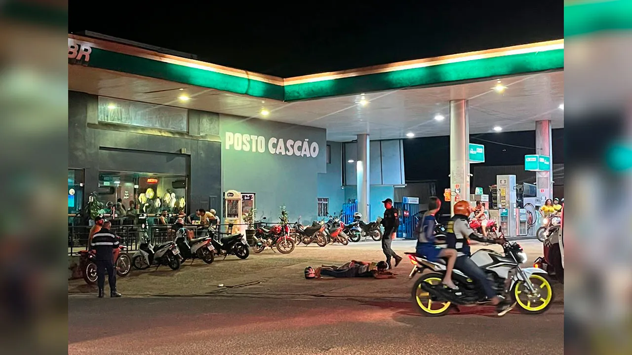 Os policiais deram ordem de parada, mas o condutor não obedeceu, iniciando uma fuga pelas ruas da cidade