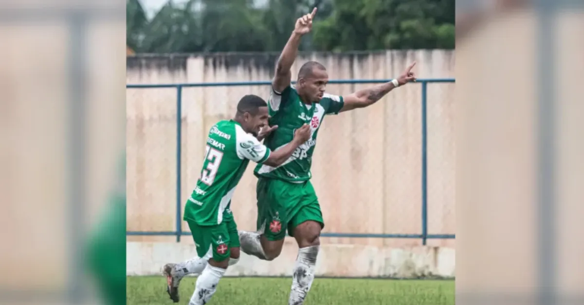 Jogadores da Tuna Luso comemoram um dos gols na vitória por 2 a 0 sobre o Oratório-AP.