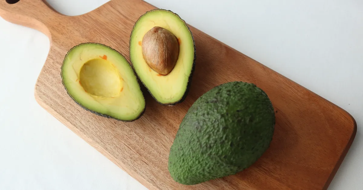 Alimento versátil e nutritivo, o abacate exige cuidados simples de armazenamento para manter a aparência e a qualidade por mais tempo.