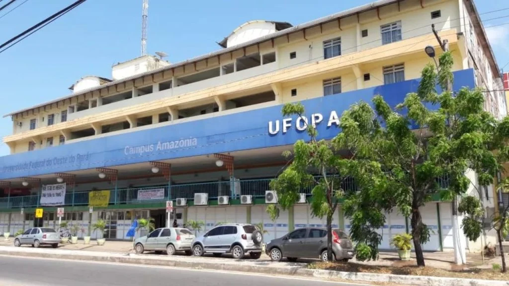 A jornada de trabalho será de 40 horas semanais, com possibilidade de dedicação exclusiva em determinados casos.