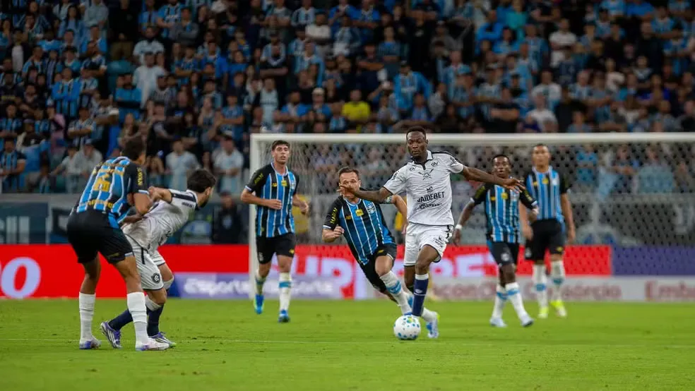 Destaque do Leão, Tchamba sente dores na coxa durante treino Baenão