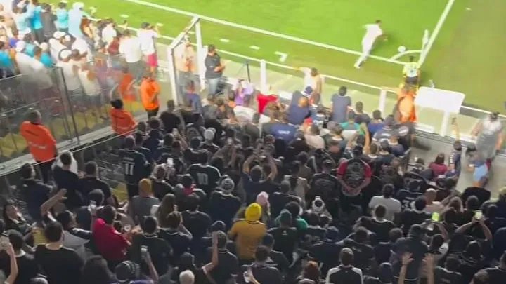 Durante o jogo, torcedores azulinos entoaram gritos de “não vai para a Copa”, em referência à ausência do atacante na última convocação da Seleção Brasileira