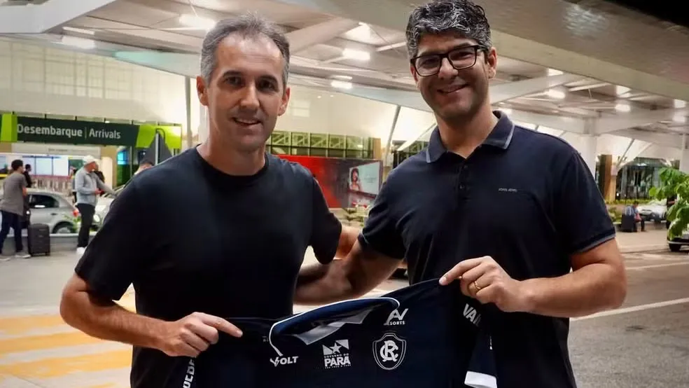 Técnico Léo Condé ao lado do executico azulino Luis Vagner Vivian