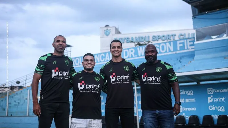 Técnico Junior Rocha ao lado dos demais membros da comissão técnica do Paysandu