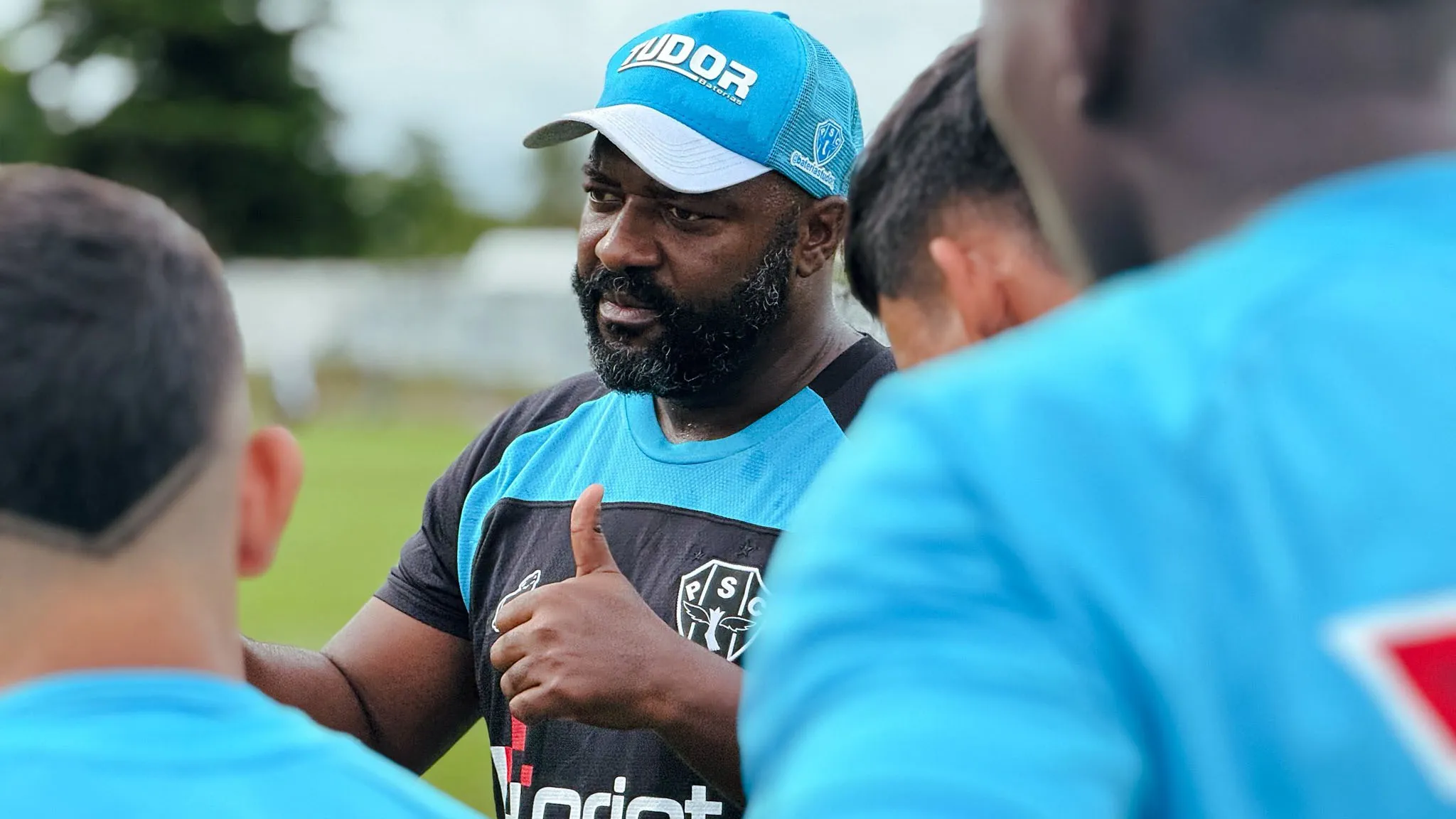 Com a ausência de Júnior Rocha à beira do campo, o comando da equipe ficará a cargo do auxiliar técnico Elton Macaé.
