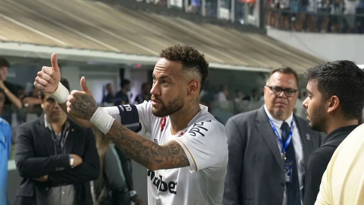 Após empate, Neymar se descontrola com torcedores no Santos.