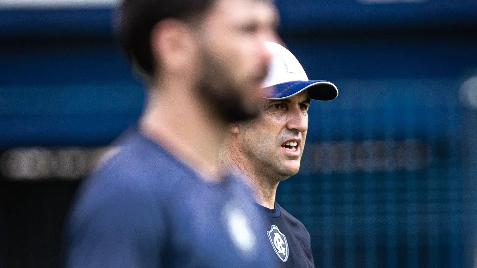 O Remo enfrenta o Santos na Vila Belmiro, desafiando a pressão do rebaixamento.