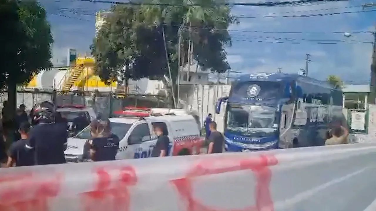 Torcedores do Remo protestam contra desempenho após eliminação na Copa Verde.