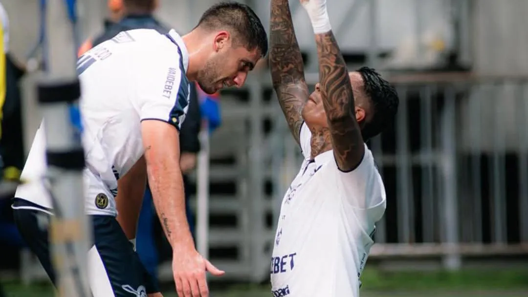 Picco comemora o terceiro gol do Remo diante do Bahia, marcado por Alef Manga.