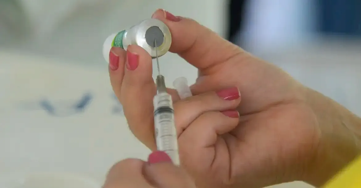 Medidas simples, como evitar locais fechados e manter a higiene das mãos, voltam a ganhar importância no dia a dia da população.