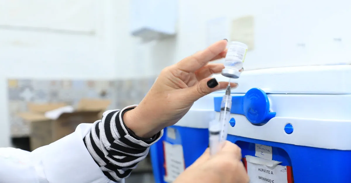 A vacinação inicia na próxima segunda-feira (26), a partir das 10h e segue até as 17h em dois novos postos de vacinação nos shoppings Bosque Grão-Pará, no bairro do Bengui, e Pátio Belém, no bairro de Batista Campos.