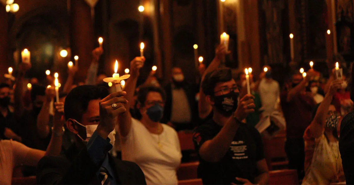 A cerimônia tem início em ambiente externo, no escuro, ao redor de uma fogueira, onde acende-se o Círio Pascal, simbolizando o Cristo como Luz do mundo.