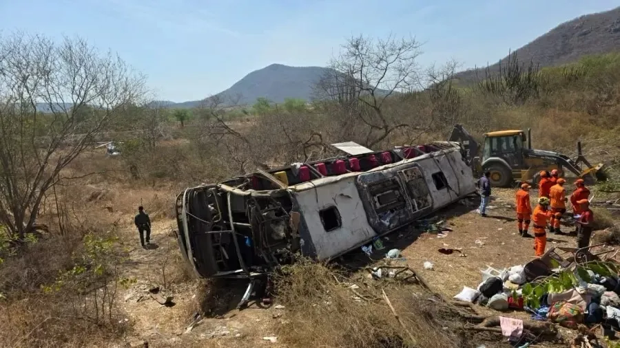 Ao menos 15 romeiros morrem em acidente de ônibus em Alagoas