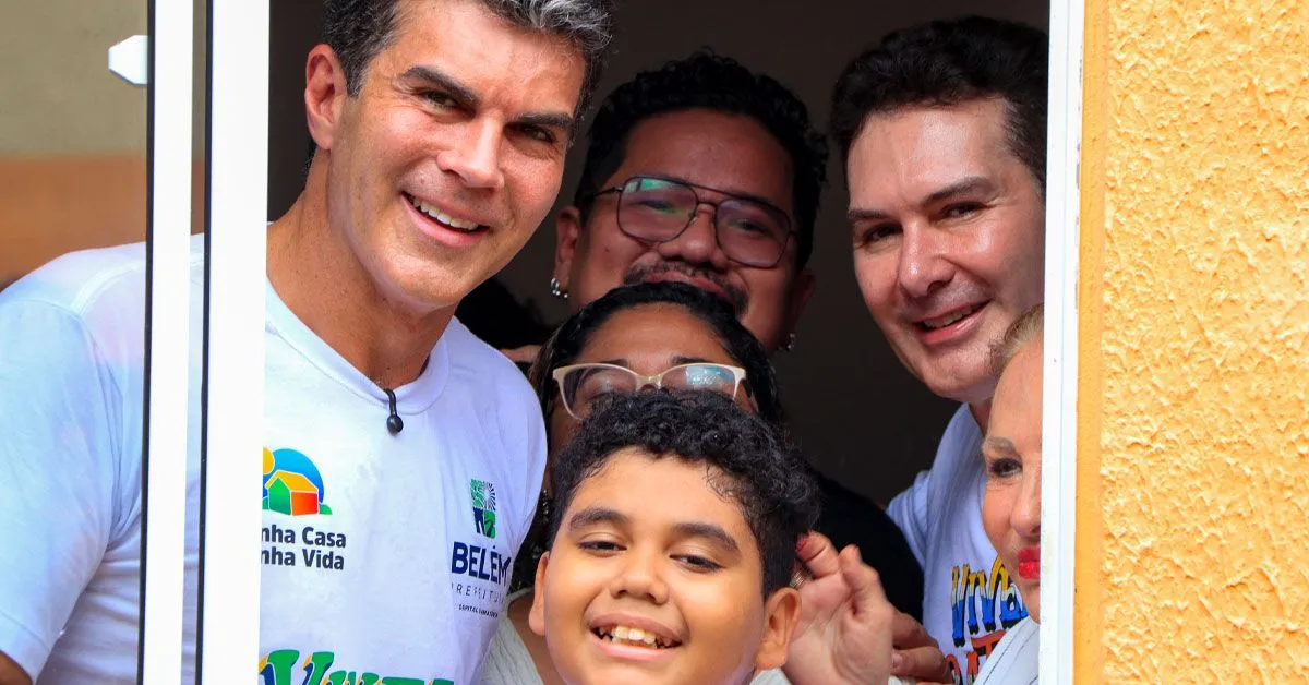 O governador do Pará, Hélder Barbalho, e o ministro das Cidades, Jader Filho, visitam o apartamento entregue à família Yamaguchi durante a entrega de unidades do programa Minha Casa, Minha Vida no Residencial Viver Pratinha, em Belém.