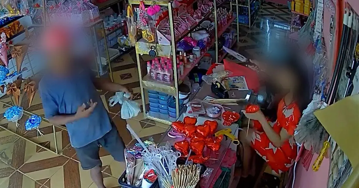 Uma vendedora precisou agir para expulsar um homem que entrou em um comércio fazendo gestos obscenos, causando desconforto e tensão.