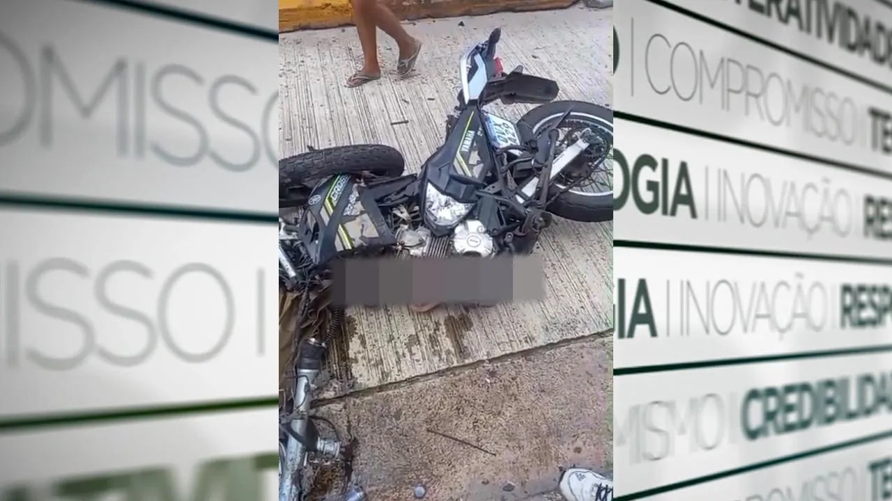 Imagens que circulam nas redes sociais mostram a motocicleta completamente destruída após o impacto.