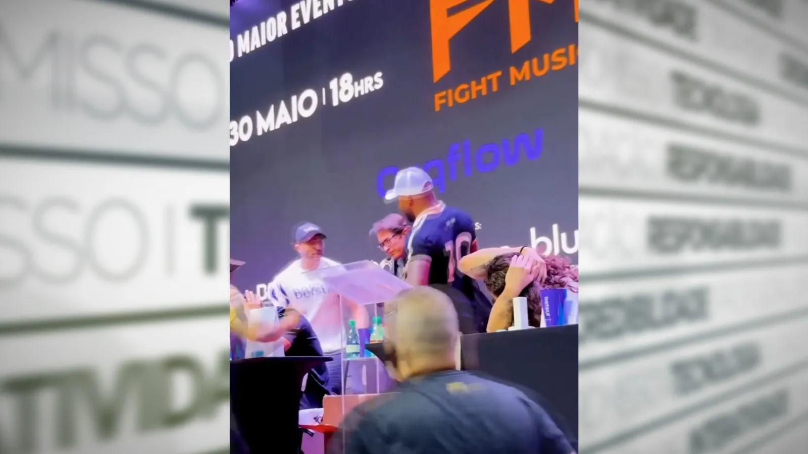 Kleber Bambam e Davi Brito durante coletiva de imprensa em São Paulo; troca de provocações quase resultou em confronto físico antes da luta marcada para maio.