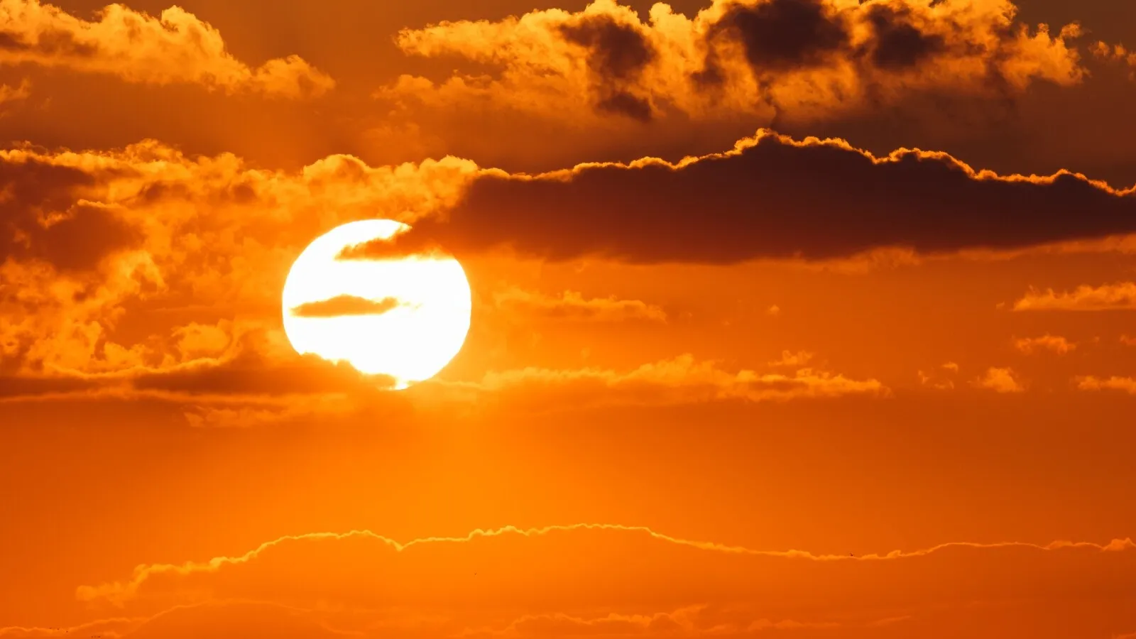 Em várias áreas, os termômetros devem ultrapassar os 35°C, com picos que podem chegar a 38°C, especialmente no Sul do país.