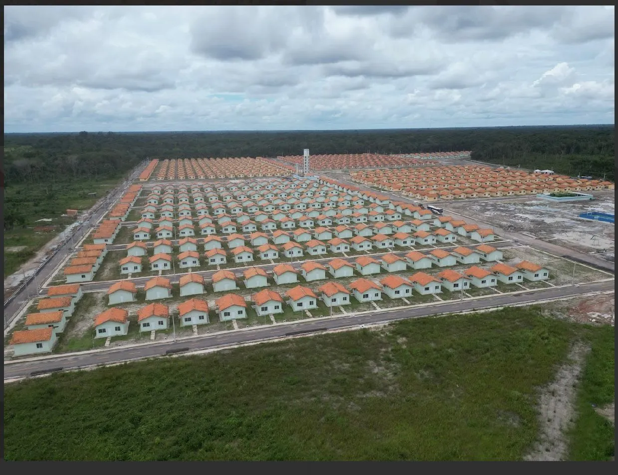 O empreendimento deve beneficiar cerca de 3,2 mil pessoas, garantindo acesso à casa própria.