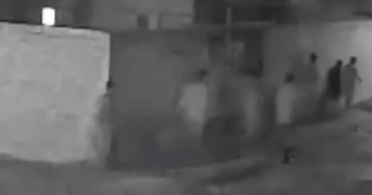 Câmeras de segurança registraram o momento que os 14 detentos fugiram da instituição penitenciária