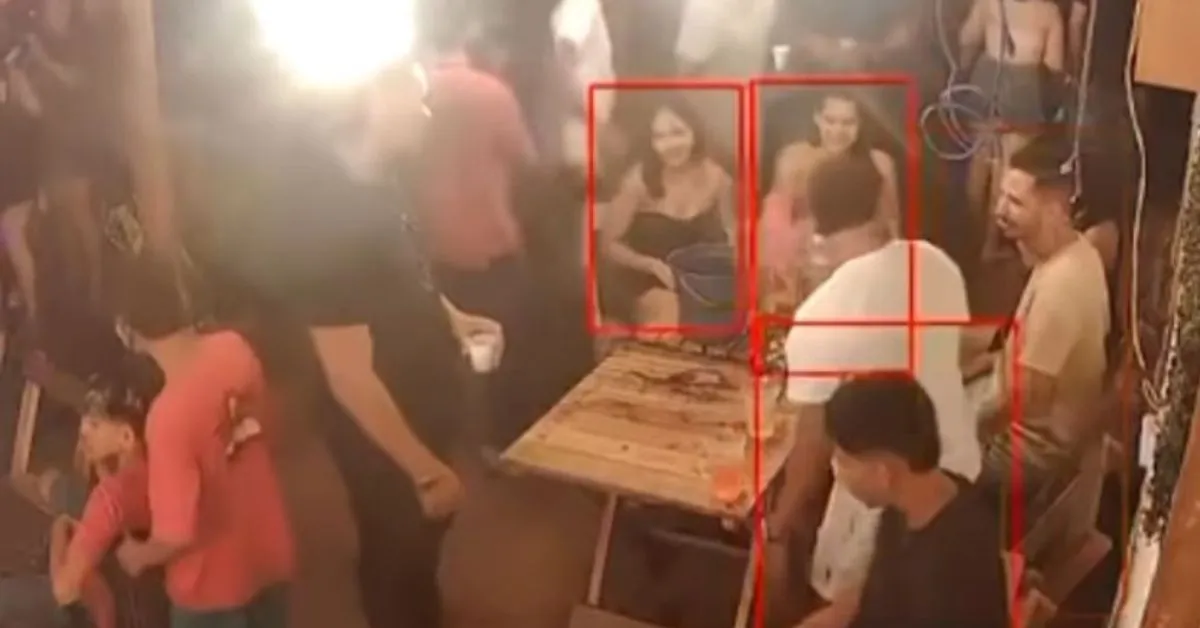 Homem estava sentado entre amigos quando foi assassinado