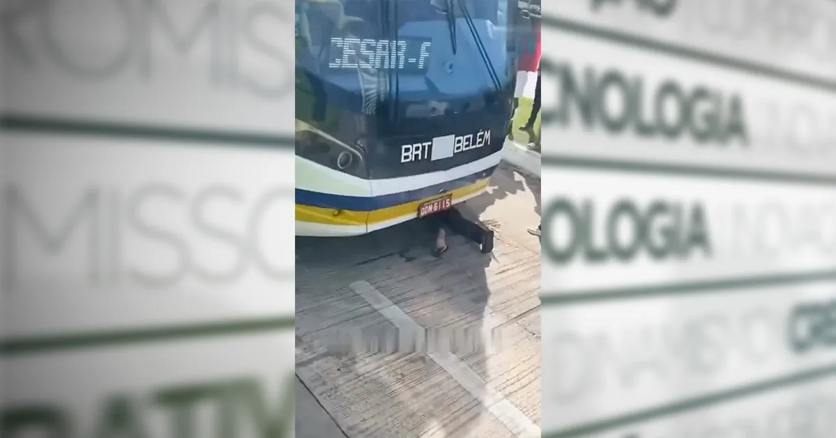 Idoso é atingido por ônibus do BRT na Almirante Barroso e imagens mostram vítima debaixo do veículo após o impacto.