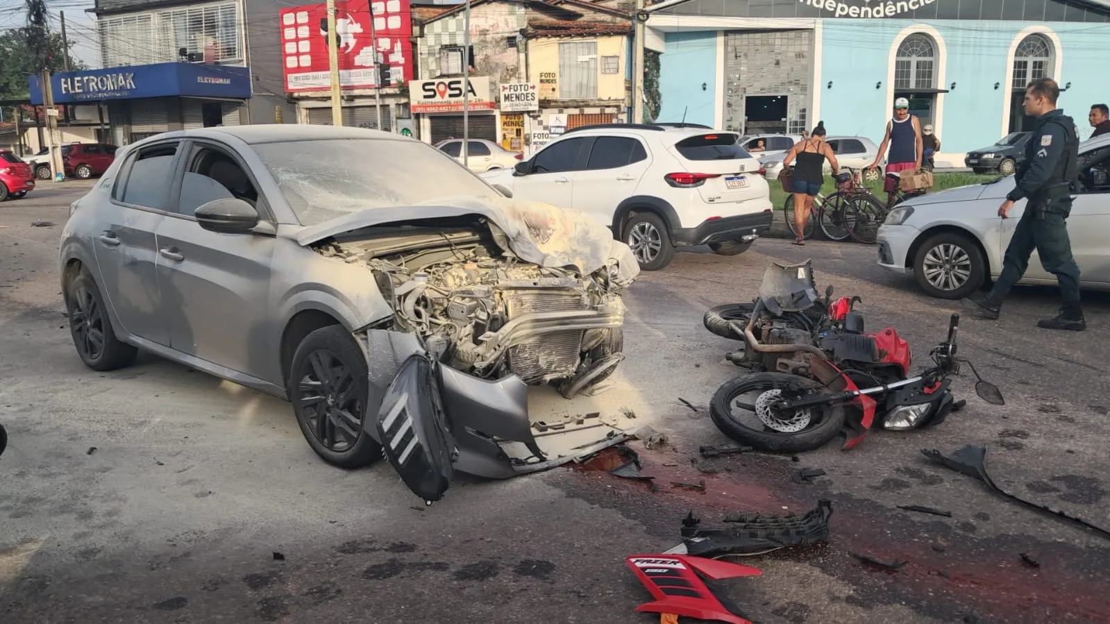 A colisão foi no cruzamento da Avenida Independência com a rua Zacarias de Assunção.