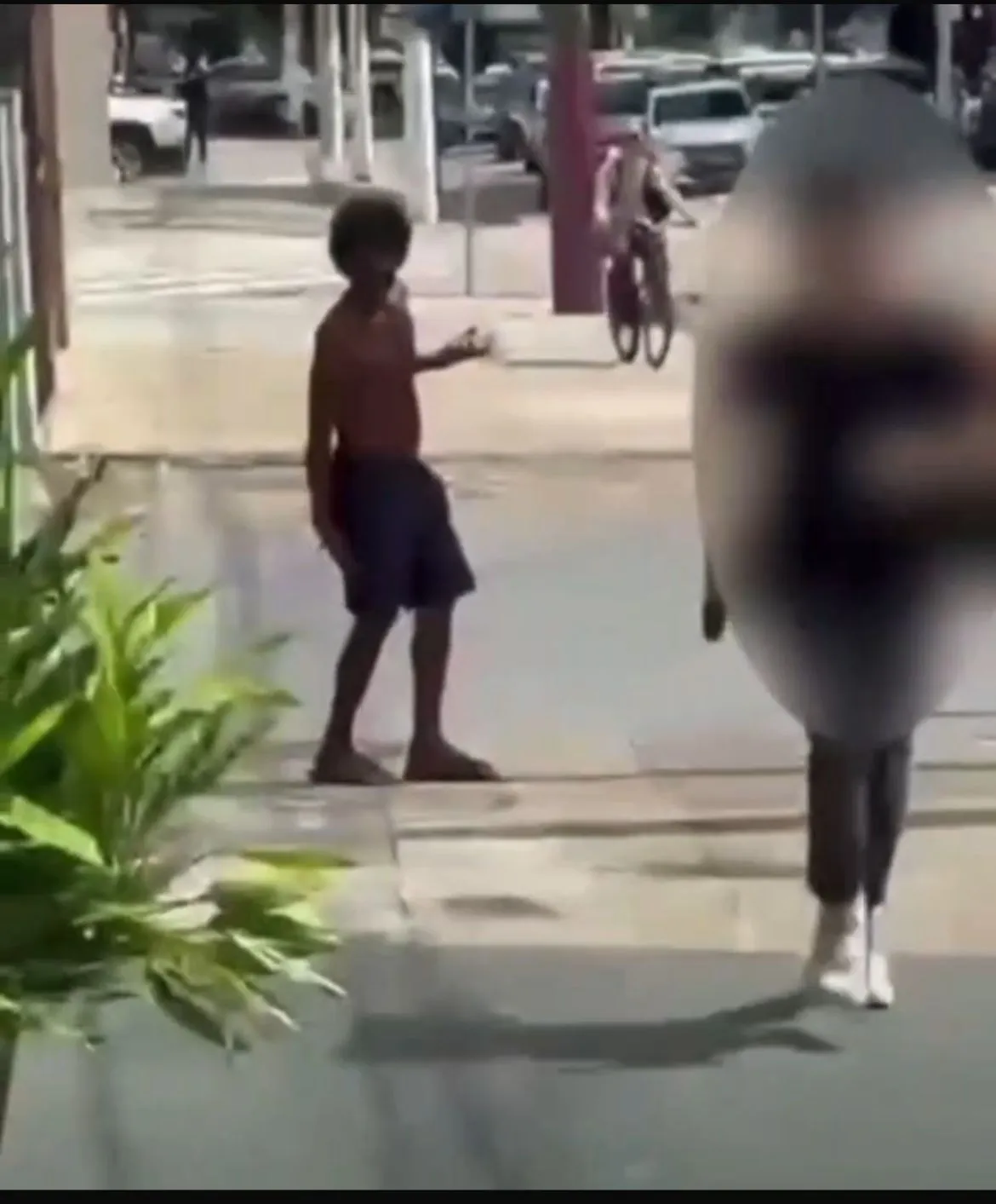 Um homem em situação de rua foi atacado por estudantes de direito com arma de choque.