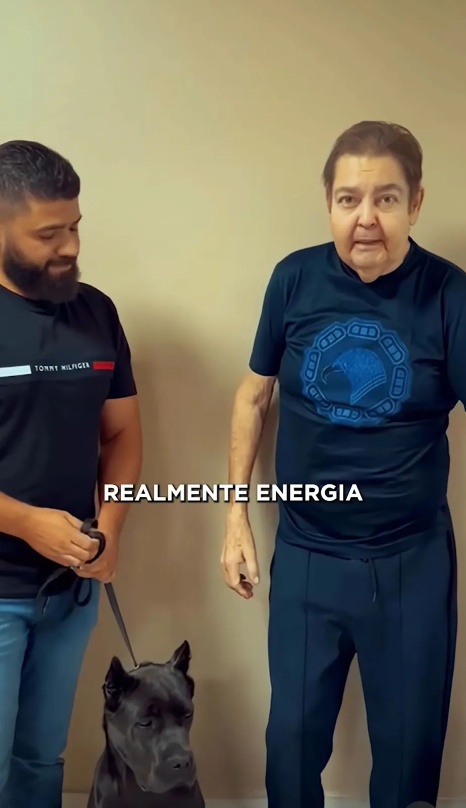 Apresentador aparece em pé em vídeo raro