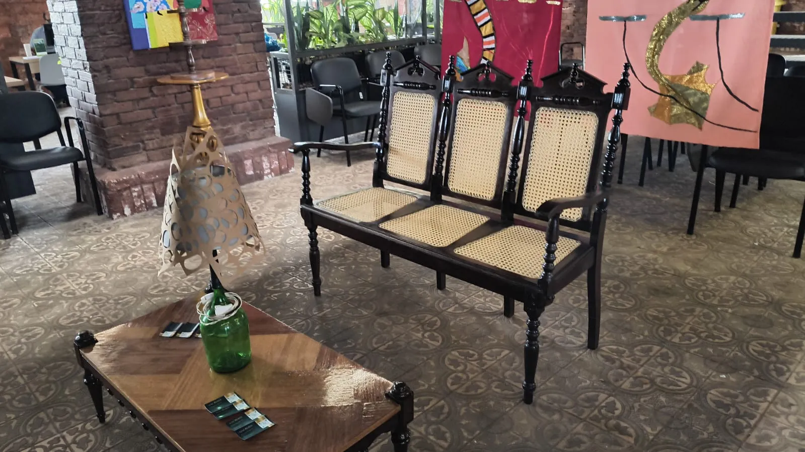 Artesãos transformam móveis descartados em peças sustentáveis e artísticas em Belém.