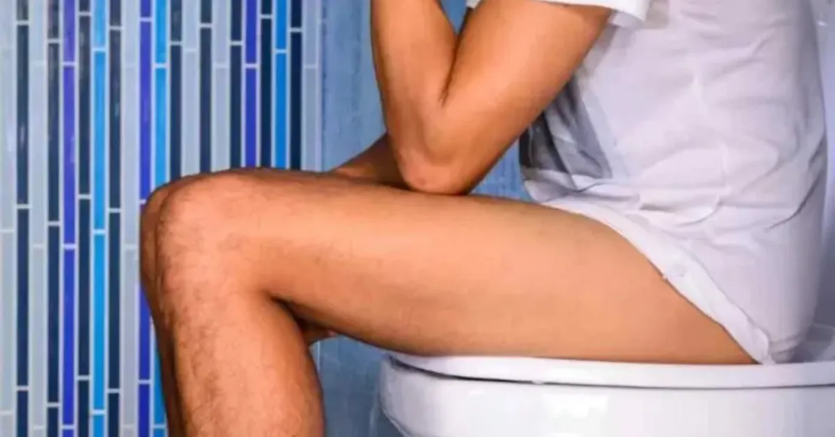 Urinar sentado ou em pé? A escolha pode influenciar o conforto e até ajudar no esvaziamento da bexiga, especialmente em homens com problemas urinários.