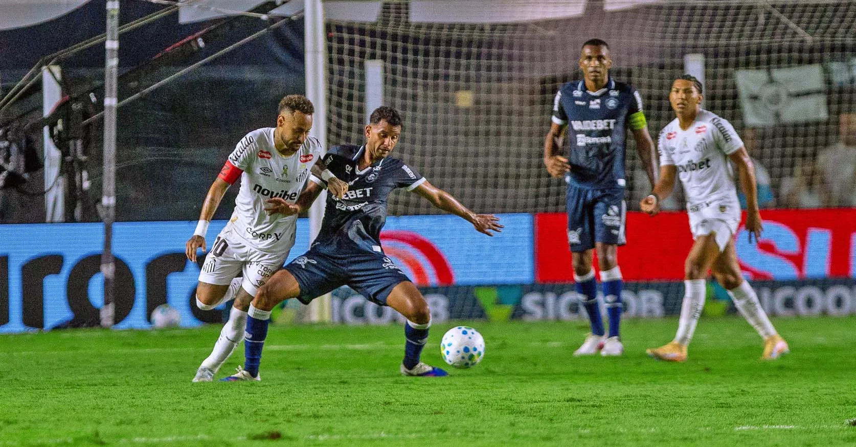 Zé Ricardo (ao lado de Neymar), vinha sendo um dos melhores do Remo ao lado do lesionado Vitor Bueno