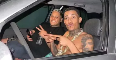 MC Ryan SP (camisa preta) e MC Poze do Rodo (sem camisa).