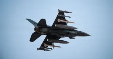 Jato F-16 da Força Aérea dos Estados Unidos decola no Oriente Médio em apoio às operações militares contra o Irã.