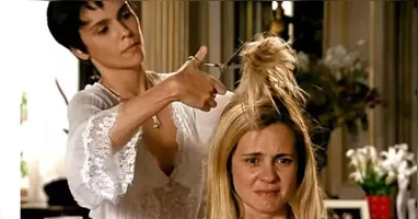 Adriana Esteves e Débora Falalabella como Carminha e Nina, em Avenida Brasil