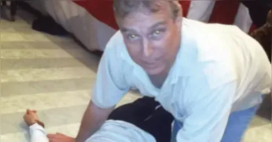 Fotos reveladas em meio às investigações mostram Andrew em situação íntima e reacenderam controvérsias do escândalo Epstein.