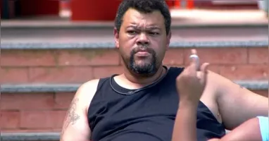 Internautas acusam ator de quebrar regrar por querer cavar expulsão