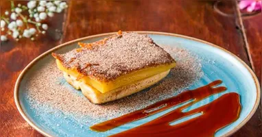 Cartola feita com banana, queijo e mel