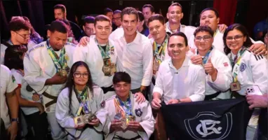 Governador Helder Barbalho e o secretário de Esporte e Lazer Cássio Andrade ao lado de atletas contemplados pelo programa Bolsa Talento.