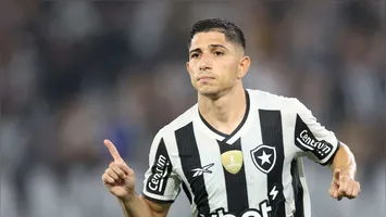 Camisa 10 do Botafogo está no  país onde nasceu passando as férias.