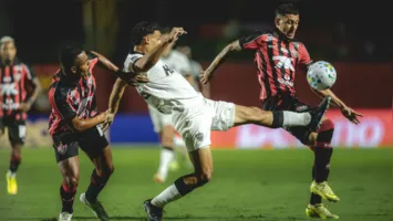 Em noite de homenagem a Wagner Moura, Vitória vence o Atlético-MG no Barradão e sobe na tabela da Série A.