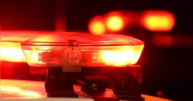 Por motivos ainda desconhecidos, a vítima perdeu o controle do veículo e colidiu violentamente contra um poste