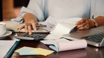 O fracionamento anual dessas despesas sazonais deve ser definido no orçamento do condomínio, facilitando o pagamento e evitando surpresas no final do ano.