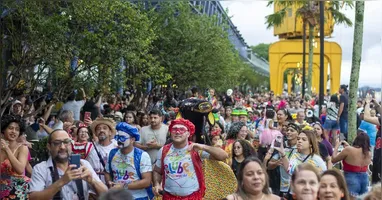A festa tem início às 15h, com a abertura oficial e, logo em seguida, às 15h30, o bloquinho infantil percorre a orla da Estação